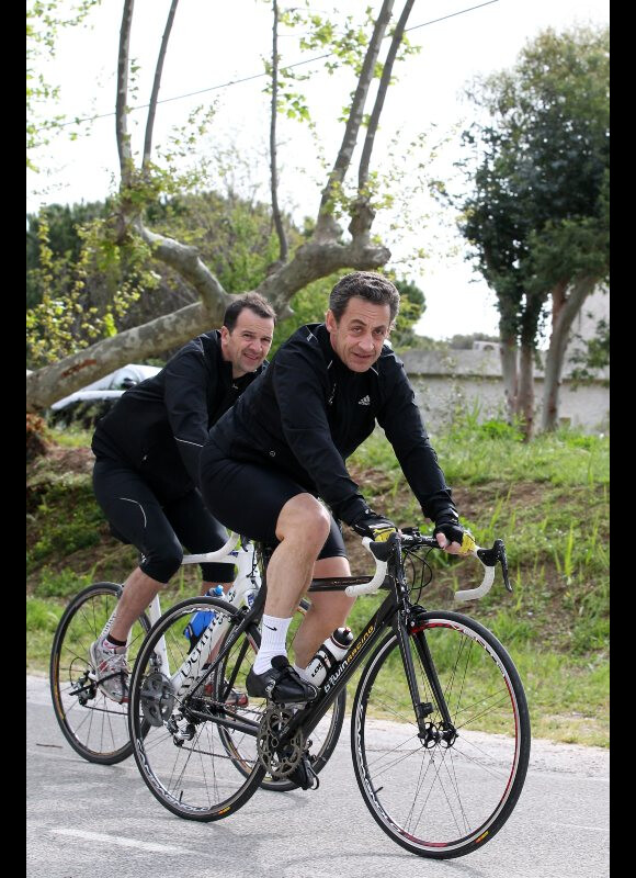 Nicolas Sarkozy profite de son lundi de Pâques pour s'offrir une longue randonnée à vélo à travers la campagne varoise le 9 avril 2012
