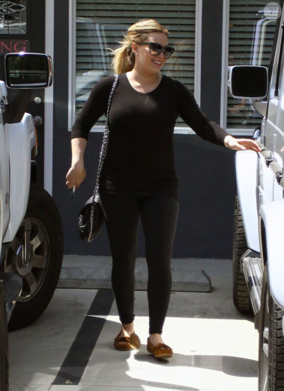 Hilary Duff en pleine récupération après son accouchement, sort de son 4x4 Mercedes-Benz pour assister à son cours de pilates. Los Angeles, le Le 6 avril 2012.