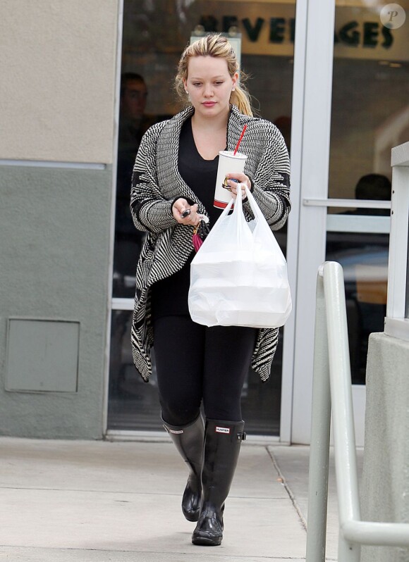 En sortant de son cours de pilates, Hilary Duff est allée chez Zanku Chicken pour récupérer un plat à emporter. Los Angeles, le 12 avril 2012.