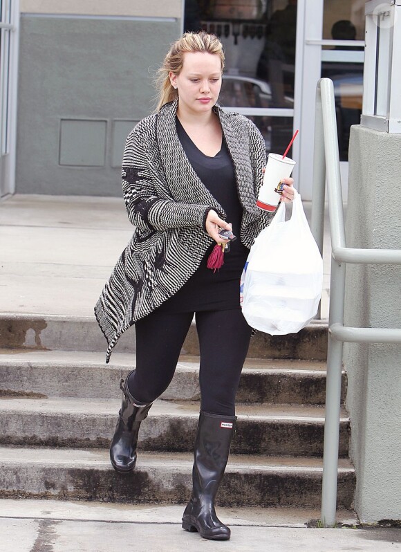 En sortant de son cours de pilates, Hilary Duff est allée chez Zanku Chicken pour récupérer un plat à emporter. Los Angeles, le 12 avril 2012.