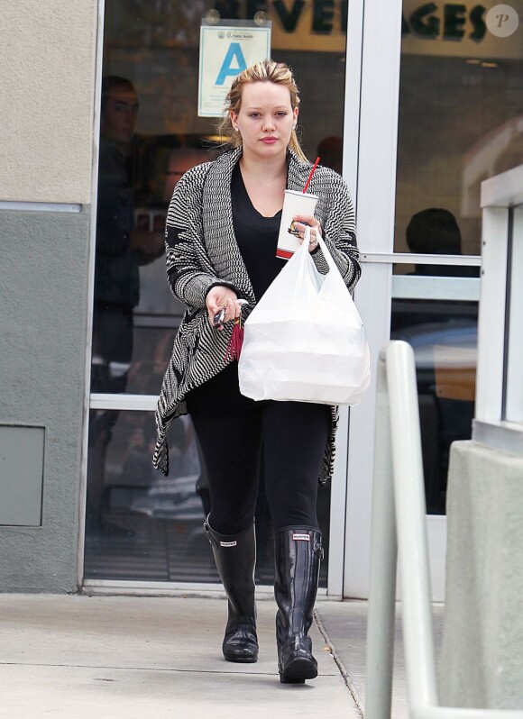A la sortie de son cours de pilates, Hilary Duff est allée chez Zanku Chicken pour récupérer un plat à emporter. Los Angeles, le 12 avril 2012.