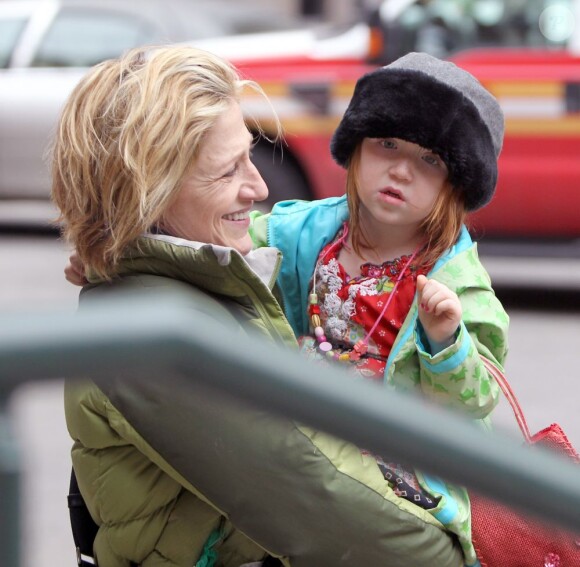 Edie Falco et sa fille à New York en décembre 2011