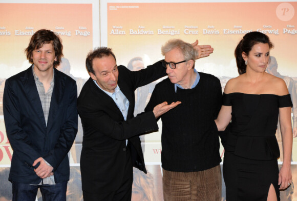 Penélope Cruz, Woody Allen, Jesse Eisenberg et Roberto Benigni lors du photocall de To Rome With Love à Rome, le 13 avril 2012.