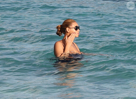 Beyonce, une sublime naiade, lorsqu'elle se baigne à Saint-Barthelemy le 9 avril 2012, en vacances avec Hey-Z et leur petite Blue Ivy. 