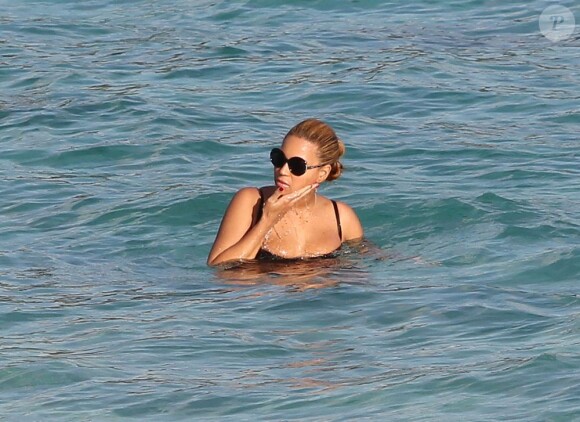 Beyonce, une sublime naiade, lorsqu'elle se baigne à Saint-Barthelemy le 9 avril 2012, en vacances avec Hey-Z et leur petite Blue Ivy. 