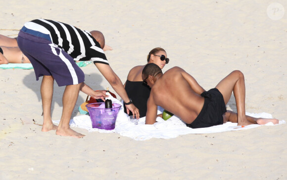 Moment de détente au soleil pour les amoureux Jay-Z et Beyoncé sur une plage de Saint-Barthelemy, le 9 avril 2012. Le couple est venu en vacances en compagnie de sa petite Blue Ivy. 