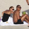 Moment de détente au soleil pour les amoureux Jay-Z et Beyoncé sur une plage de Saint-Barthelemy, le 9 avril 2012. Le couple est venu en vacances en compagnie de sa petite Blue Ivy.