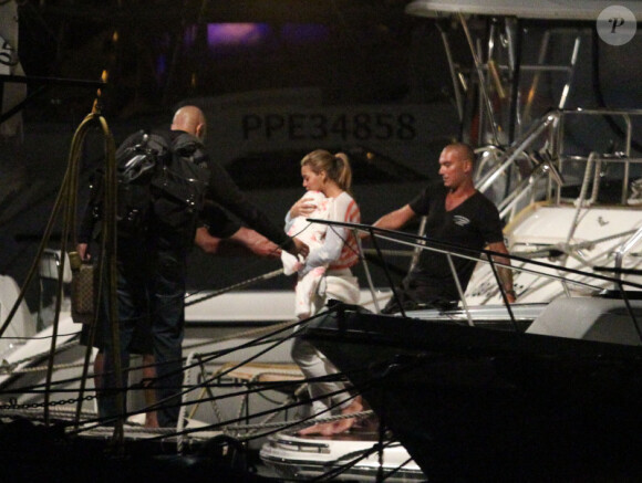 EXCLU. Beyoncé porte son adorable petite Blue Ivy contre elle lorsqu'elle pose les pieds à Saint-Barthelemy pour ses vacances avec son mari Jay-Z le 5 avril 2012