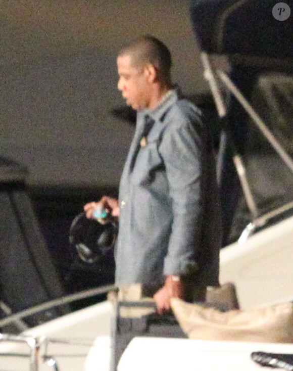 EXCLU. Jay-Z pose les pieds à Saint-Barthelemy pour ses vacances avec sa femme Beyoncé et leur adorable petite Blue Ivy le 5 avril 2012
