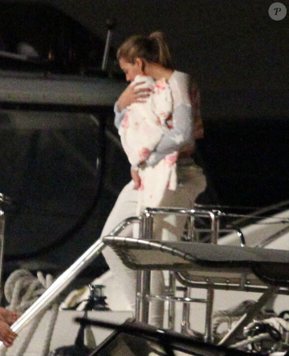 EXCLU. Beyoncé porte son adorable petite Blue Ivy contre elle lorsqu'elle pose les pieds à Saint-Barthelemy pour ses vacances avec son mari Jay-Z le 5 avril 2012