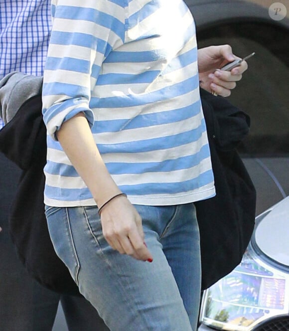 EXCLU. Drew Barrymore, enceinte, dévoile les débuts d'un petit bidon lorsqu'elle se promène avec son fiancé Will Kopelman dans les rues de Los Angeles le 10 avril 2012