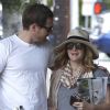 Drew Barrymore, enceinte : complice et amoureuse avec son fiancé Will Kopelman lorsqu'ils se promènent dans les rues de Los Feliz le 14 avril 2012 à Los Angeles