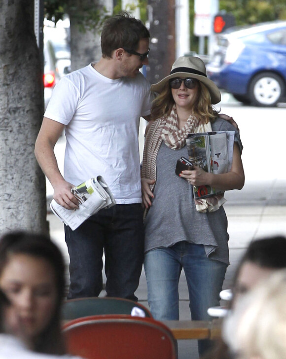 Drew Barrymore, enceinte : complice et amoureuse avec son fiancé Will Kopelman lorsqu'ils se promènent dans les rues de Los Feliz le 14 avril 2012 à Los Angeles