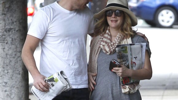 Drew Barrymore tente de cacher un ventre bien rond aux côtés de son fiancé