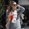 Drew Barrymore : ravissante et enceinte se promène avec son fiancé Will Kopelman dans les rues de Los Feliz le 14 avril 2012 à Los Angeles