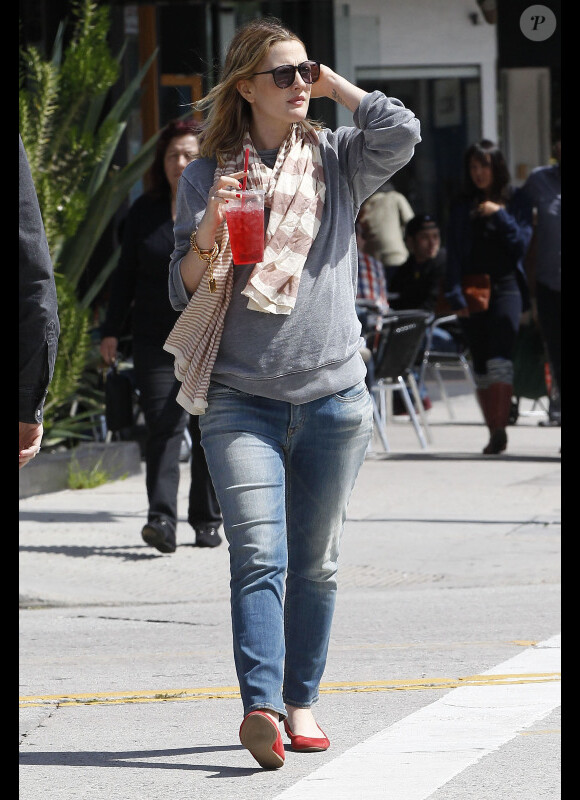 Drew Barrymore : ravissante et enceinte se promène avec son fiancé Will Kopelman dans les rues de Los Feliz le 14 avril 2012 à Los Angeles
