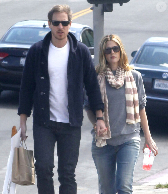 Drew Barrymore, enceinte, main dans la main avec son fiancé Will Kopelman alors qu'ils se promènent dans les rues de Los Feliz le 14 avril 2012 à Los Angeles