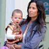 Padma Lakshmi et sa fille Krishna dans les rues de New York le 14 avril 2012
