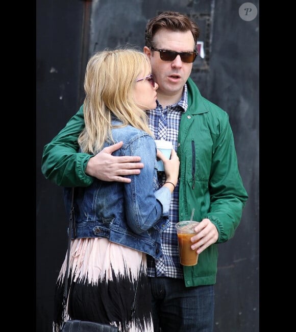 Olivia Wilde et son petit ami Jason Sudeikis passent un moment romantique dans les rues de Manhattan le 14 avril 2012 à New York
