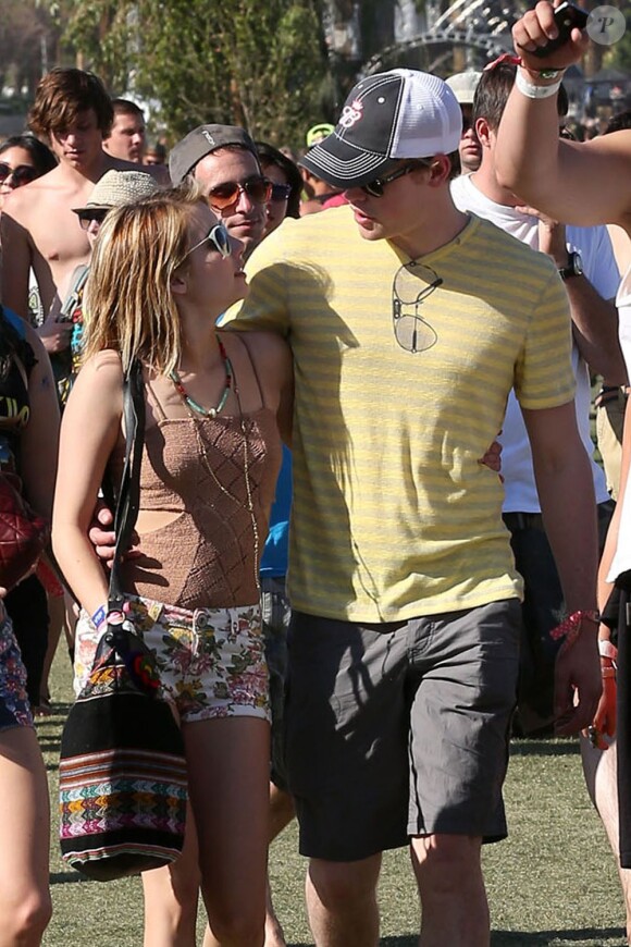 Emma Roberts et Chord Overstreet amoureux sur la pelouse du festival de Coachella le 15 avril 2012