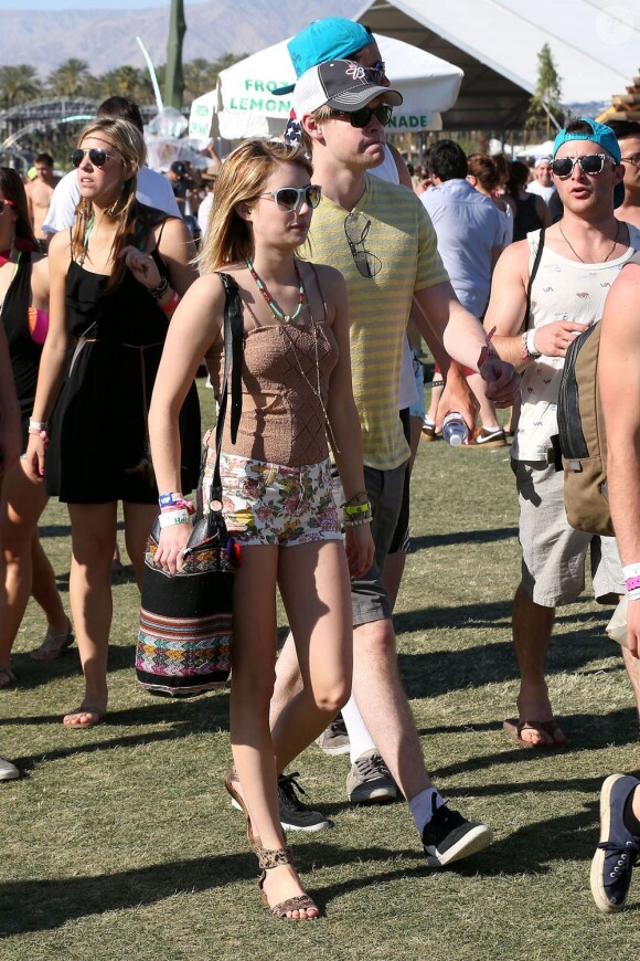 Emma Roberts et Chord Overstreet amoureux sur la pelouse du festival de Coachella le 15 avril 2012