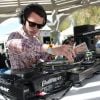 Elijah Wood, DJ d'un jour, à la pool party de Lacoste en marge du festival de Coachella le 15 avril 2012