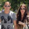 Alanis Morissette et son mari Mario Treadway se baladent dans les rues ensoleillées à Brentwood, le 16 avril 2012