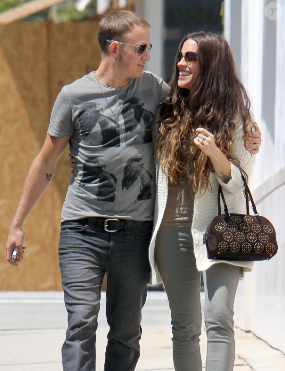 Alanis Morissette et son mari Mario Treadway se baladent en amoureux à Brentwood, le 16 avril 2012