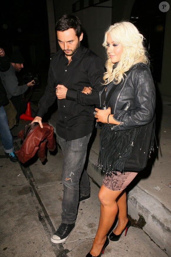 Christina Aguilera et Matthew Rutler, surpris bras dessus-bras dessous à la sortie du restaurant Craig's à West Hollywood, le 17 avril 2012.