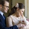La princesse Victoria et le prince Daniel de Suède avec leur petite princesse Estelle née le 23 février 2012, en mars 2012 au palais Haga.