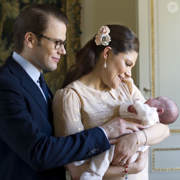 La princesse Victoria et le prince Daniel de Suède avec leur petite princesse Estelle née le 23 février 2012, en mars 2012 au palais Haga.