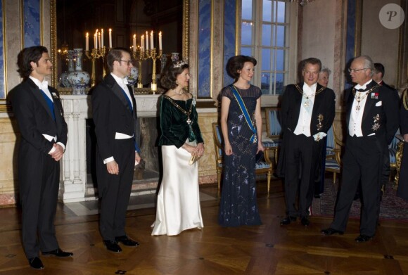 Dîner officiel au palais royal Drottningholm à Stockholm en l'honneur du président de la Finlande Sauli Niinistö et de son épouse Jenni Haukio, le 17 avril 2012. Le prince Carl Philip et le prince Daniel ont assisté le couple royal, la princesse Victoria était absente.
