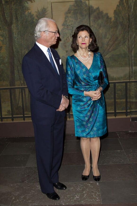 Le roi Carl XVI Gustaf et la reine Silvia de Suède au dîner donné à l'ambassade de Finlande en Suède en l'honneur du président de la Finlande Sauli Niinistö et de son épouse Jenni Haukio à l'occasion de leur visite officielle, le 18 avril 2012.