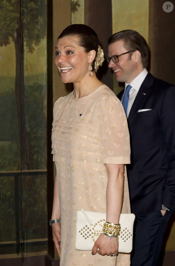 La princesse Victoria au côté du prince Daniel de Suède, mercredi 18 avril 2012, deux mois après la naissance de la princesse Estelle, pour le dîner donné à l'ambassade de Finlande en Suède en l'honneur du président de la Finlande Sauli Niinistö et de son épouse Jenni Haukio à l'occasion de leur visite officielle, le 18 avril 2012.
