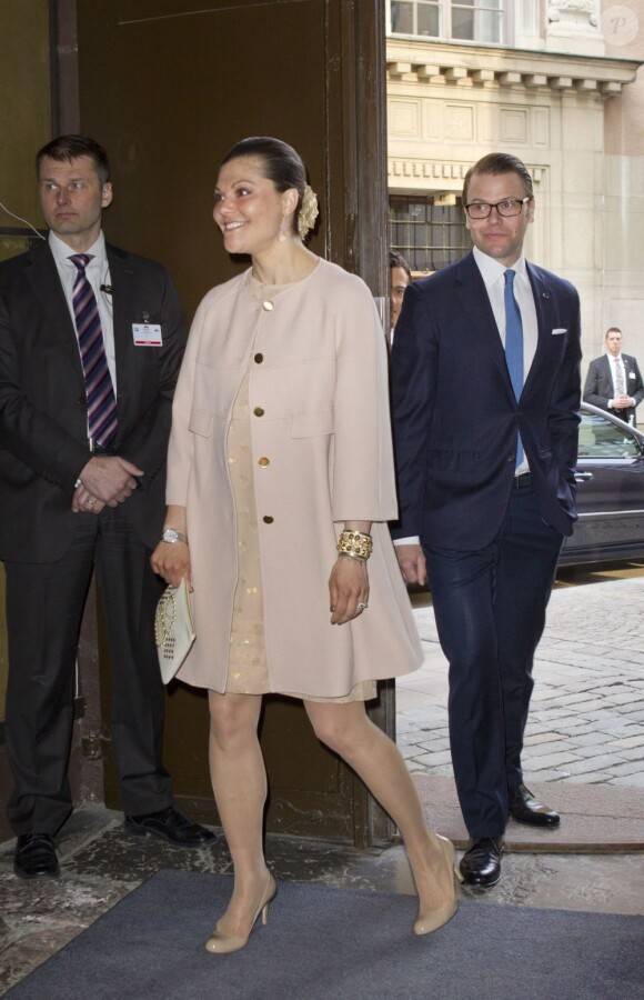 La princesse Victoria arrive avec son mari le prince Daniel de Suède, mercredi 18 avril 2012, deux mois après la naissance de la princesse Estelle, pour le dîner donné à l'ambassade de Finlande en Suède en l'honneur du président de la Finlande Sauli Niinistö et de son épouse Jenni Haukio à l'occasion de leur visite officielle, le 18 avril 2012.