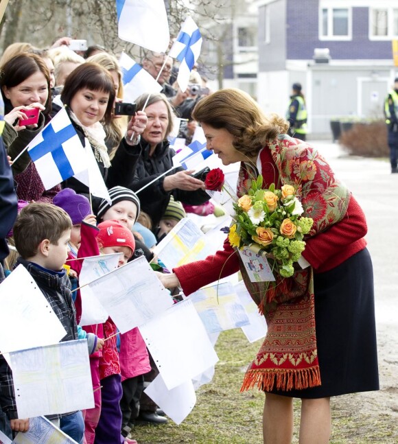 Le roi Carl XVI Gustaf et la reine Silvia de Suède en visite de l'école suédo-finlandaise de Stockholm avec le président de la Finlande Sauli Niinistö et son épouse Jenni Haukio, le 18 avril 2012.
