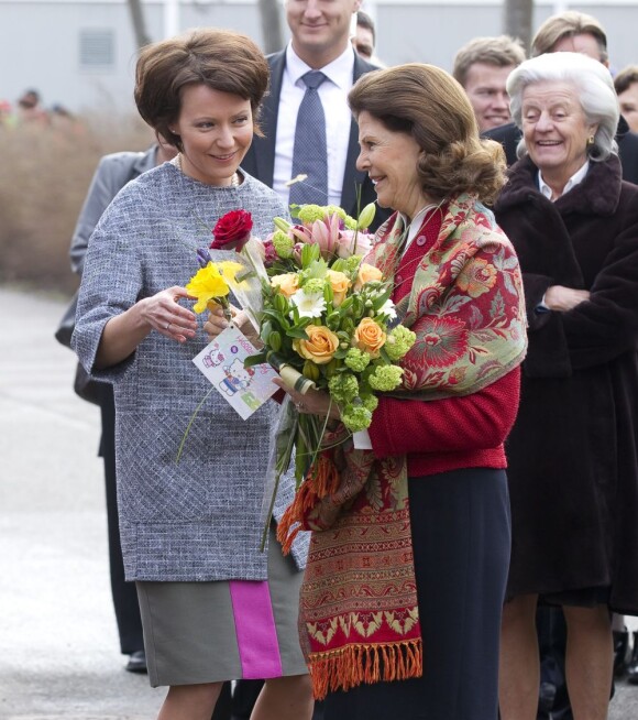 Le roi Carl XVI Gustaf et la reine Silvia de Suède en visite de l'école suédo-finlandaise de Stockholm avec le président de la Finlande Sauli Niinistö et son épouse Jenni Haukio, le 18 avril 2012.
