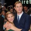 Elsa Pataky enceinte et son mari Chris Hemsworth, heureux lors de l'avant-première du film Avengers. Londres, le 19 avril 2012.