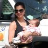 Roselyn Sanchez le 22 avril 2012 à Los Angeles avec sa petite fille Sebella Rose Winter