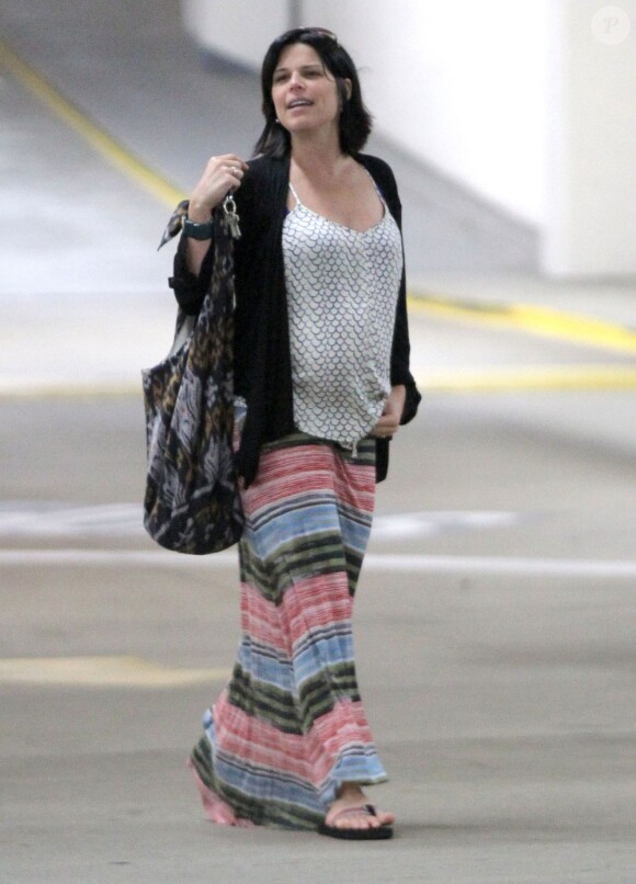 Neve Campbell enceinte, fait ses courses à Los Angeles le 21 avril 2012