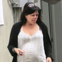 Neve Campbell : Très enceinte, elle touche son gros ventre avec bonheur