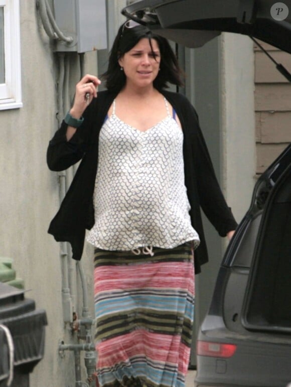 Seule, Neve Campbell enceinte, fait ses courses à Los Angeles le 21 avril 2012
