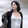 Neve Campbell enceinte, tient son ventre à Los Angeles le 21 avril 2012