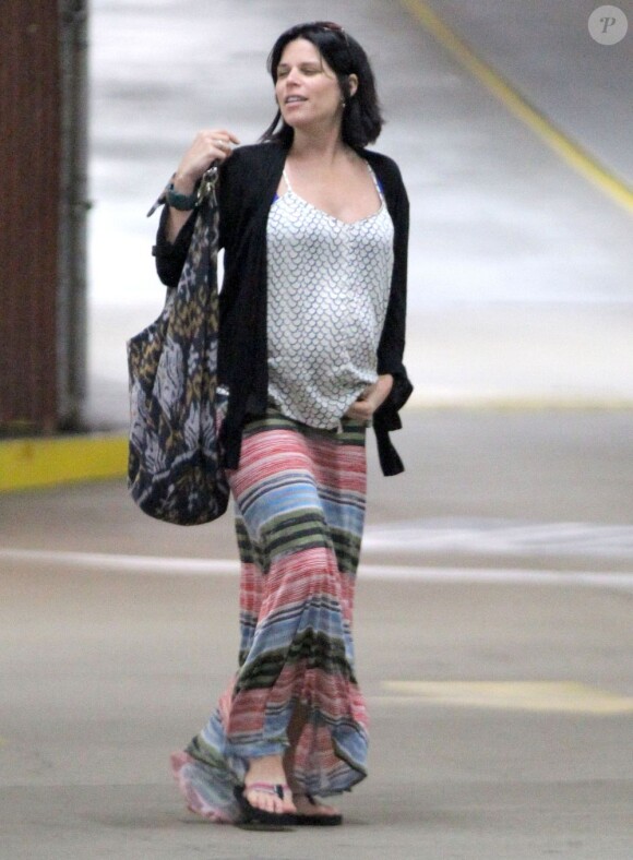 Neve Campbell enceinte, tient son ventre à Los Angeles le 21 avril 2012