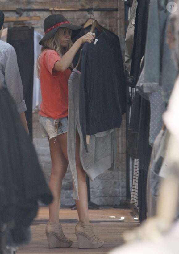 Ashley Tisdale en pleine sélection dans la boutique All Saints à Los Angeles. Le 20 avril 2012.