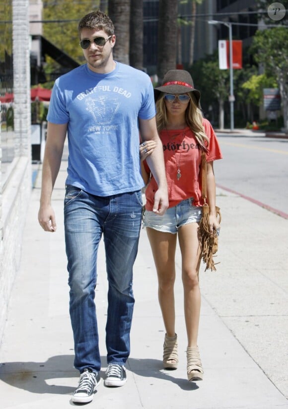 Ashley Tisdale et Scott Speer semblent avoir remis le couvert. Les deux tourtereaux ont été surpris au cours d'une séance shopping dans une boutique All Saints à Los Angeles. Le 20 avril 2012.