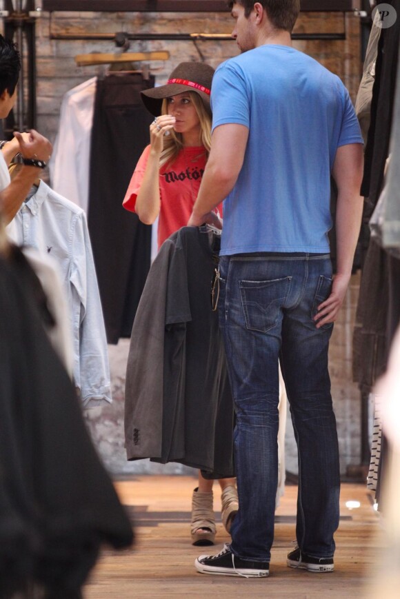 Ashley Tisdale et Scott Speer dans la boutique All Saints à Los Angeles. Le 20 avril 2012.