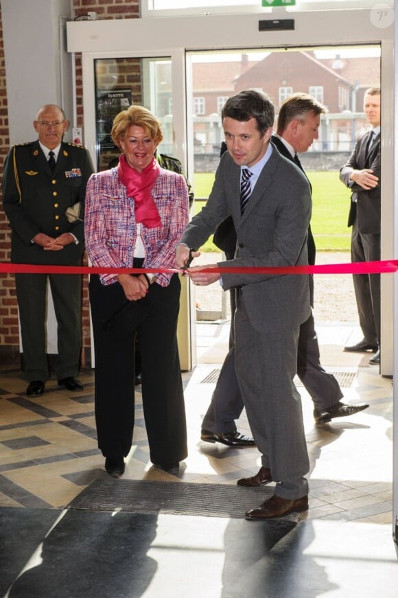 Le prince Frederik de Danemark en déplacement à Hoevelte le 23 avril 2012 pour l'inauguration d'un centre de rééducation pour vétérans de guerre.