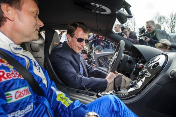 Le prince Joachim de Danemark essaye une Bugatti Veyron à l'International Racing Festival de Copenhague le 20 avril 2012.