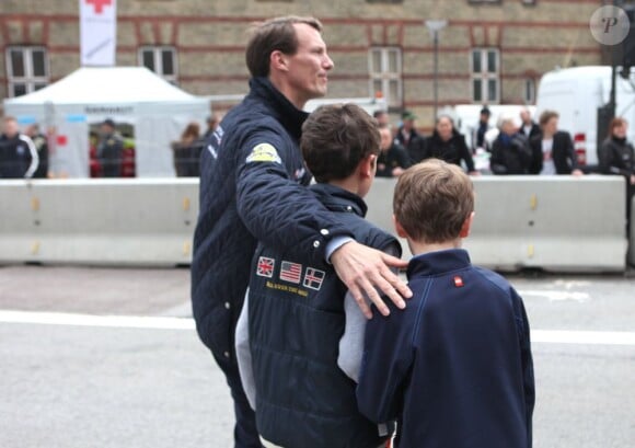 Le prince Joachim de Danemark avec ses deux fils aînés, les princes Nikolai (12 ans) et Felix (9 ans), à l'International Racing Festival de Copenhague le 22 avril 2012.